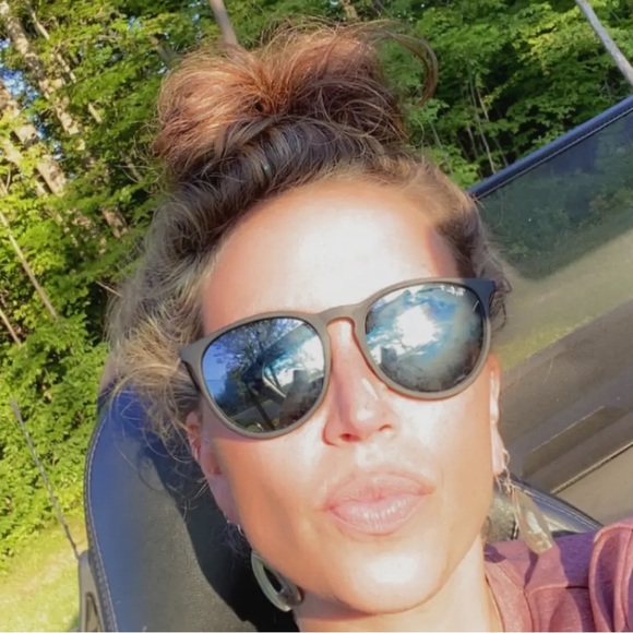 Meet your Posher, Shannon - Picture 1 of 2